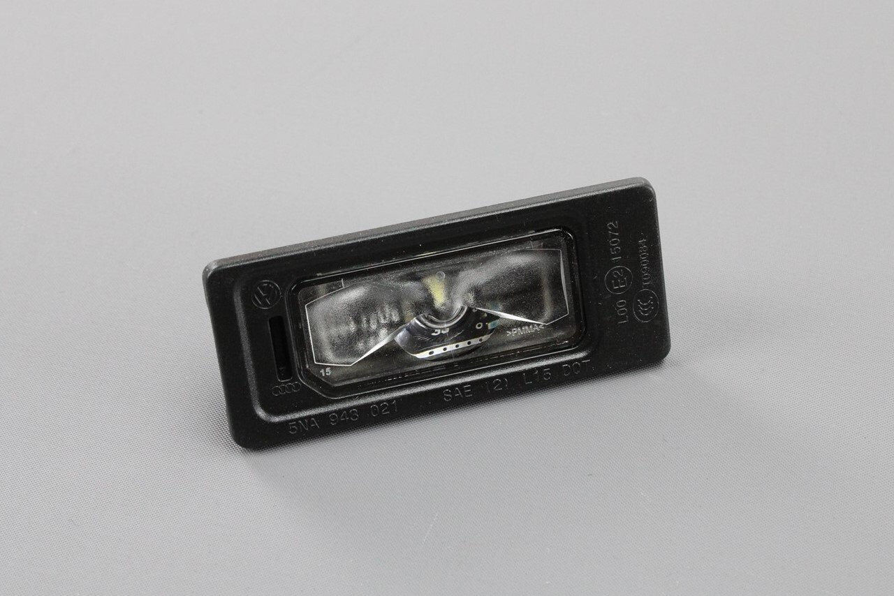 Audi A1 14-18 / A3 16-/ A4 15-/ A6 14-/ A7 11-/ Q3 15-17 / Q7 16 - Plaka Lambası 5NA943021