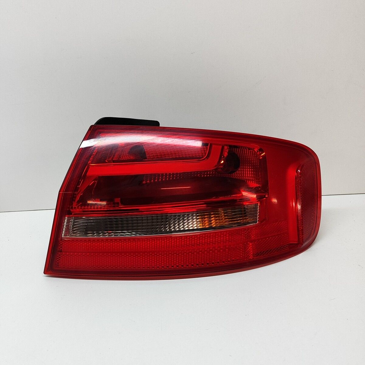 Audi A4 Stop Lambası Sağ Dış 2012-2014 8K5945096AA