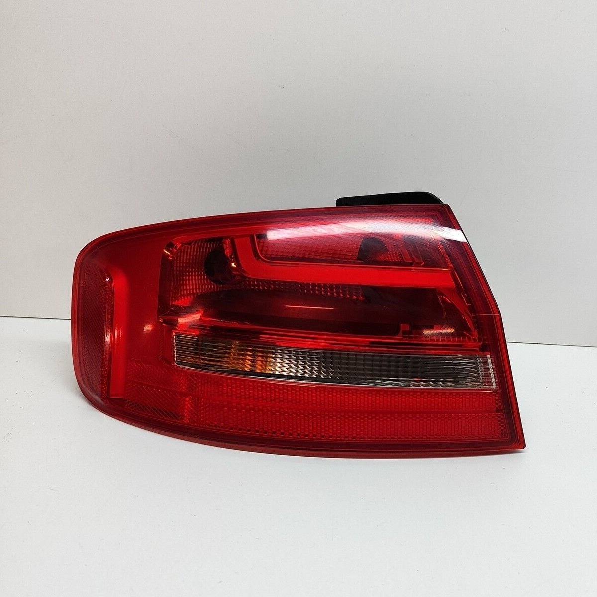 Audi A4 Stop Lambası Sol Dış 2012-2014 8K5945095AA